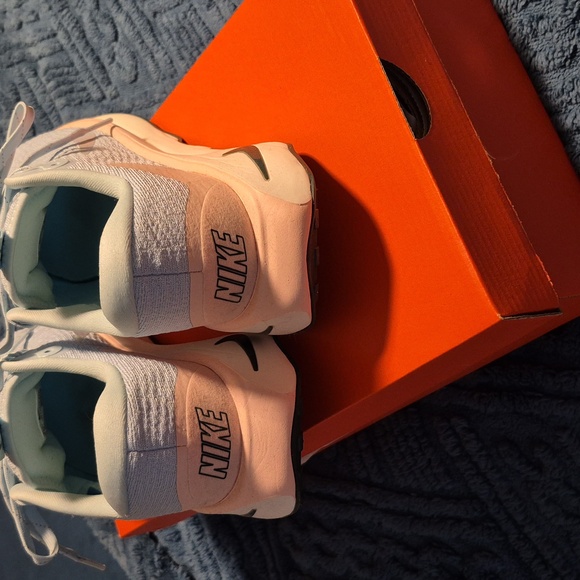 Nike Motiva Walking Shoe Sz 9 EUC - Picture 4 of 9